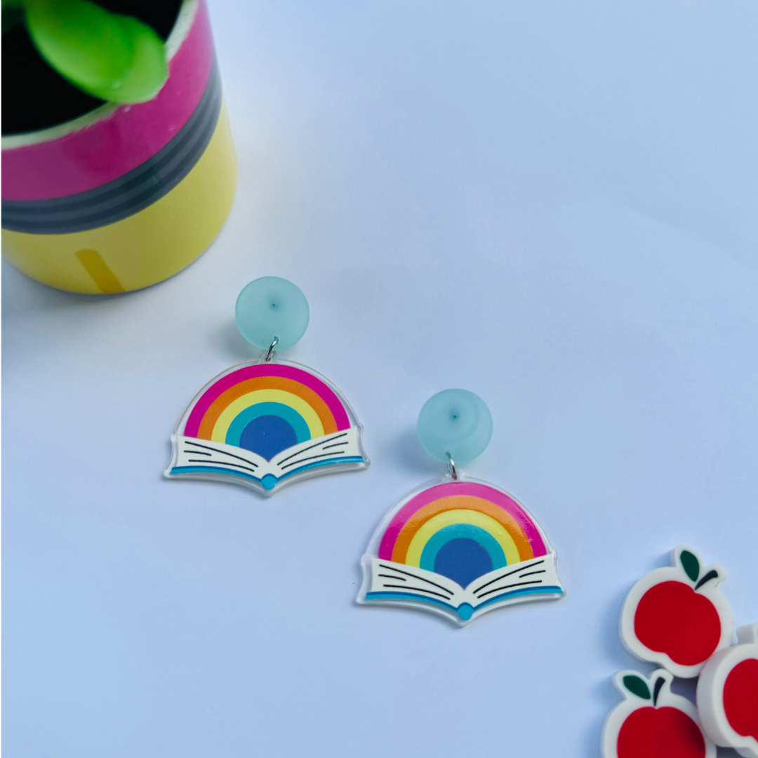 Aretes para maestras con libro y arcoiris | Pantallas Rainbow book earrings